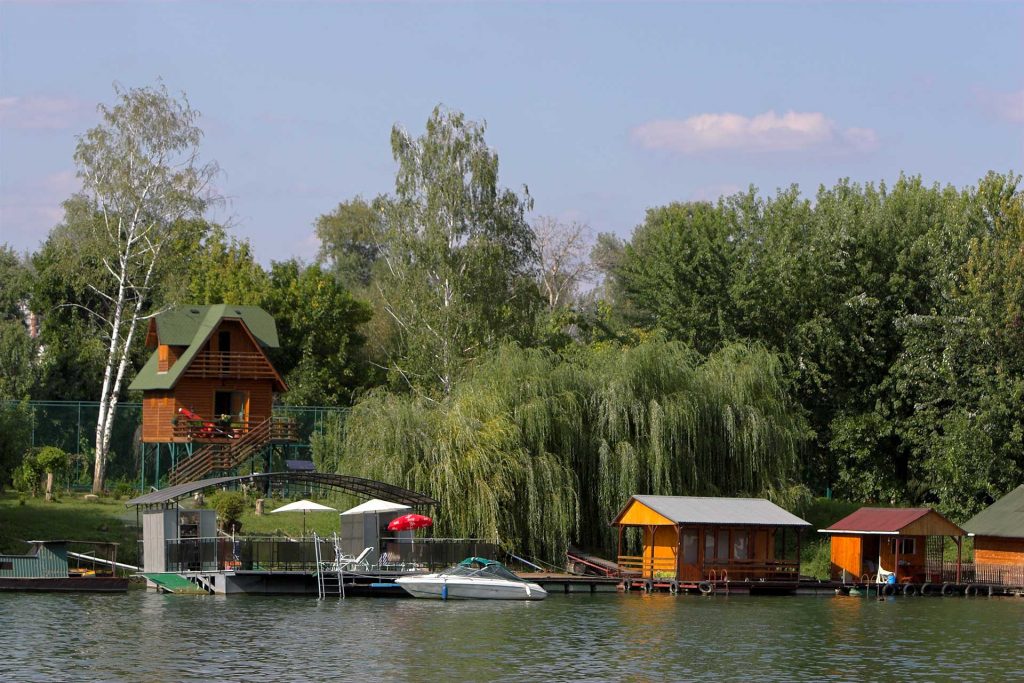 Raft houses on the Sava River in Belgrade, Serbia. Photo credit: Dragan Bosnic