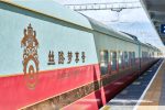 Golden Eagle Silk Road Express on the platform. Photo credit: Golden Eagle Luxury Trains
